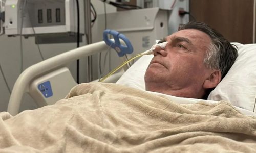 Bolsonaro está internado com broncopneumonia bacteriana bilateral, diz hospital
