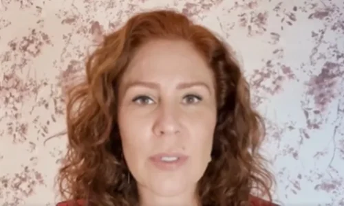 Livre na Itália, Zambelli volta às redes e divulga candidatura da mãe