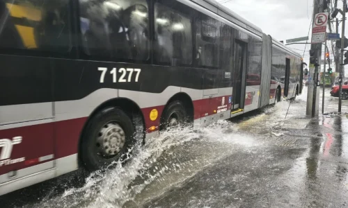 Chuva forte coloca parte de São Paulo em estado de atenção para alagamento