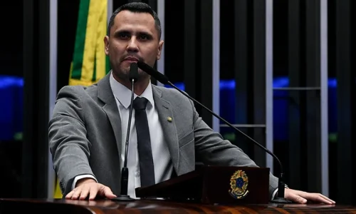 Cleitinho busca saída honrosa se deixar disputa em MG, dizem aliados