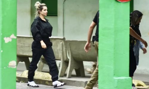 Na cadeia, Deolane Bezerra tem atitude polêmica diante da polícia em Tupi Paulista
