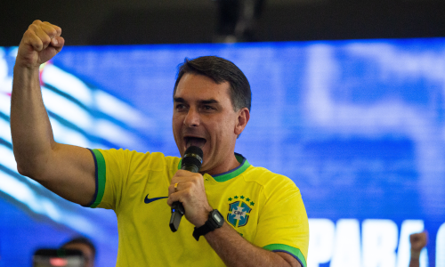 ‘Vem com Fé’: slogan de Flávio acena aos cristãos e mira recuperação de eleitorado evangélico