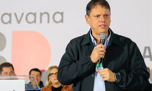Deputado do PT leva multa por retratar Tarcísio como Chucky