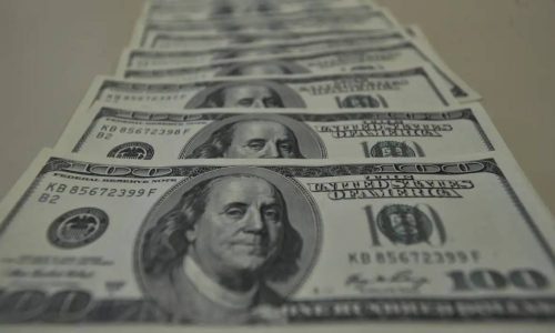 Dólar opera estável após divulgação do IPCA de julho