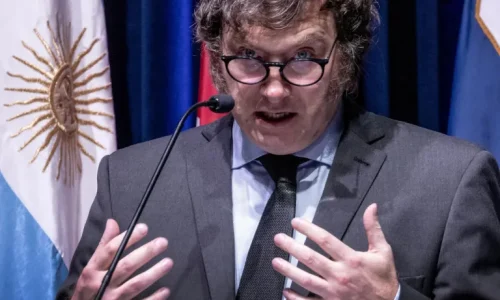 Milei não pedirá desculpas ao Brasil após reação de Lula, diz jornal argentino
