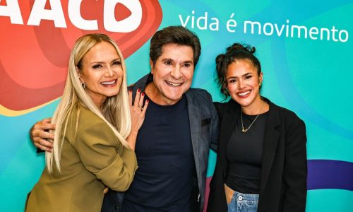 Eliana, Maísa e Daniel visitam a AACD e fazem a alegria das crianças