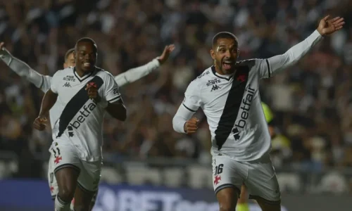 Vasco sai atrás, mas transforma revés em goleada e vai às quartas da Sul-Americana