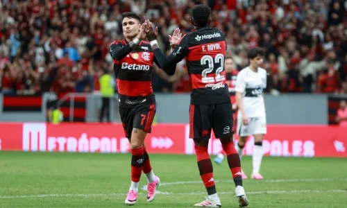 Com chuva de gols, Flamengo vence Olimpia por 4 x 2 em Brasília