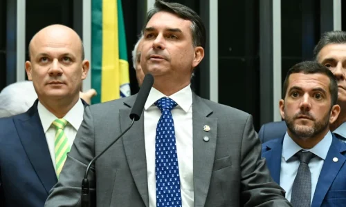 Ainda sem palanque, Flávio Bolsonaro visita MG após encontro com Trump
