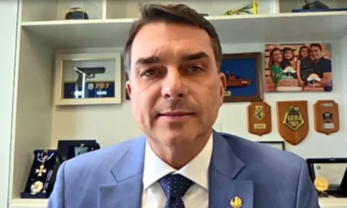 Flávio Bolsonaro emitiu R$ 1,5 milhão em notas para empresas usadas em esquema de Vorcaro