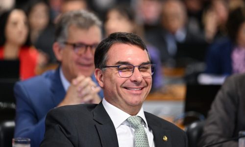 Flávio Bolsonaro deve se reunir com Milei em viagem à Argentina