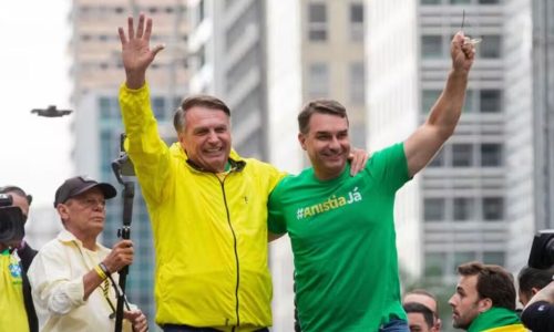 Flávio Bolsonaro diz que PT ameaça liberdade de expressão e que seu pai é “último obstáculo” contra ditadura no Brasil