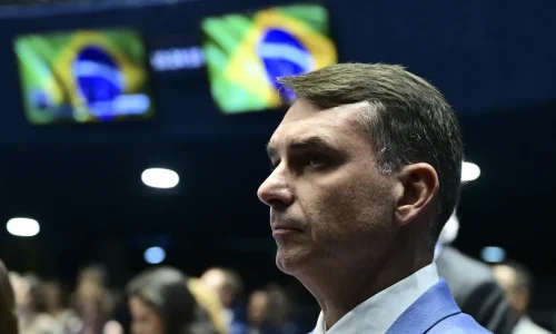 Flávio Bolsonaro ataca urnas eletrônicas com acusações já desmentidas pelo TSE