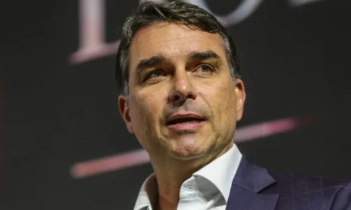 Recusa de escolta da PF gera alerta entre aliados de Flávio