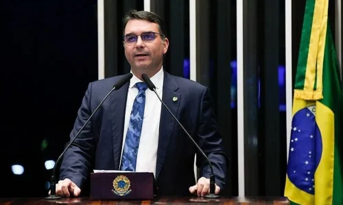 Flávio diz não existir possibilidade de Trump invadir o Brasil