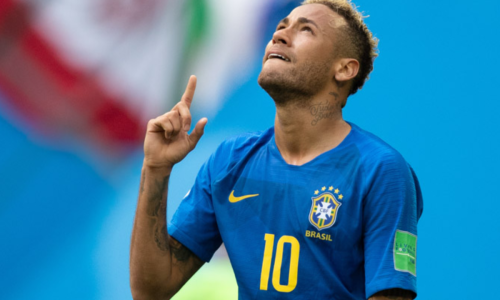 Neymar deixa clínica médica abatido e aumenta tensão sobre permanência na Copa