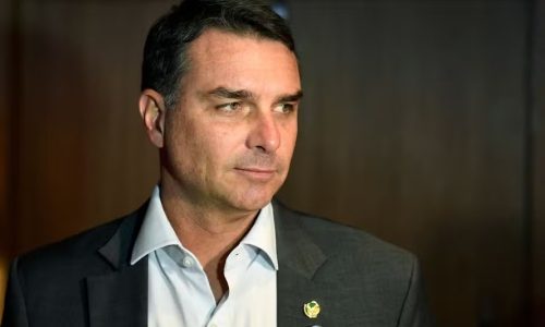 Criticado por recuar sobre mulher como vice, Flávio diz que ‘fez duas filhas’ para ter quem cuide dele na velhice