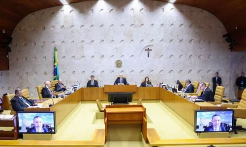 Ministros do STF veem fala de Flávio Bolsonaro sobre urnas como grave e defendem resposta do TSE