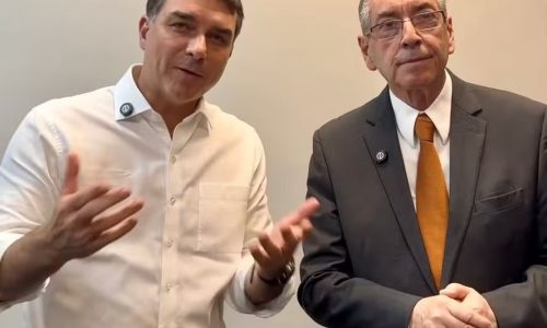 Flávio Bolsonaro visita Eduardo Cunha, mas omite encontro nas redes