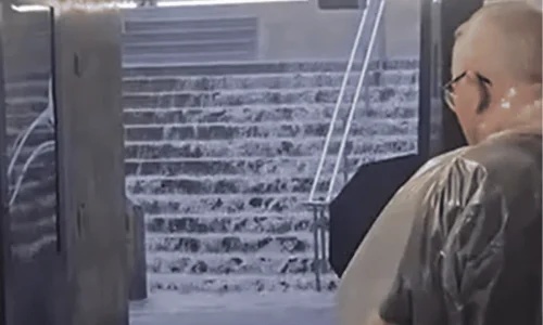 Mais um dia no Metrô de SP: chuva invade estações e causa transtorno