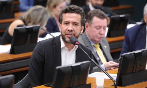 Janones orienta militância do PT a “criar versões dos fatos”