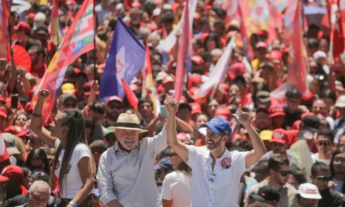 Em ato no DF, Lula diz ser “rei da selfie” e que terá “muito debate na TV”
