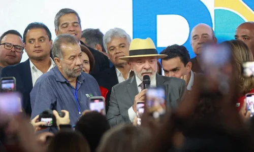 Com Lula, PDT oficializa apoio à reeleição do petista em convenção