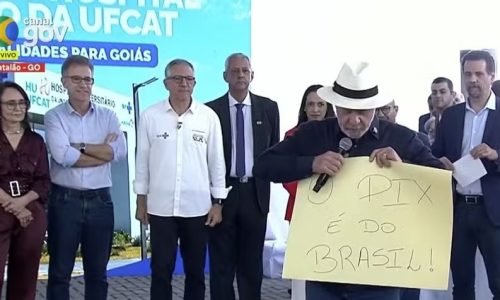 Com faixa em defesa do Pix, Lula diz que novo tarifaço de Trump foi basado numa ‘mentira’: ‘Estou esperando telefonema dele’