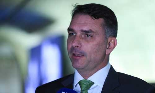 Flávio Bolsonaro aciona TSE contra Lula por entrevista no Alvorada