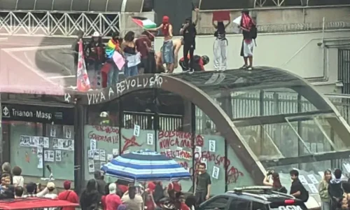 Ato pró-Lula em São Paulo acaba em vandalismo no metrô