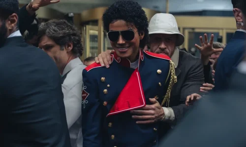 Filme sobre Michael Jackson é exuberante, mas peca na profundidade