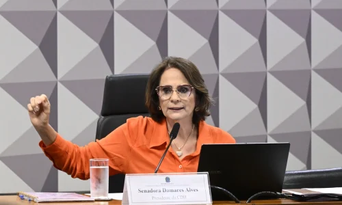 Damares Alves rompe com equipe de Flávio Bolsonaro e cita ataques da própria direita