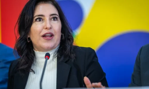 Tebet chama Eduardo Bolsonaro de covarde e diz que irá processá-lo
