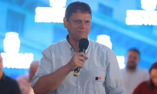 Tarcísio diz que Flávio tem muito a explicar sobre relação com Vorcaro