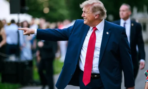 Trump cumpre ameaça, e EUA ataca o Irã após fim de cessar-fogo