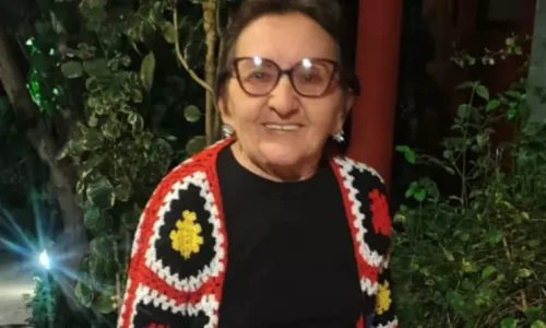 Tânia Maria, de ‘O Agente Secreto’, vende tapetinhos de banheiro 