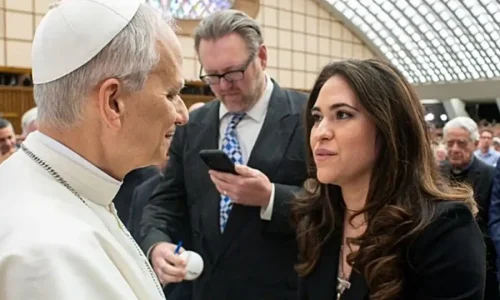 Papa nomeia primeira mulher para comandar setor de comunicação do Vaticano